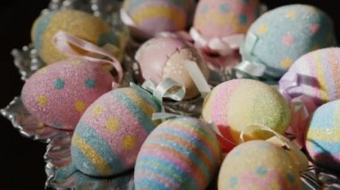 Paskalya karşılaştık. Gümüş bir tepside Paskalya yumurtaları