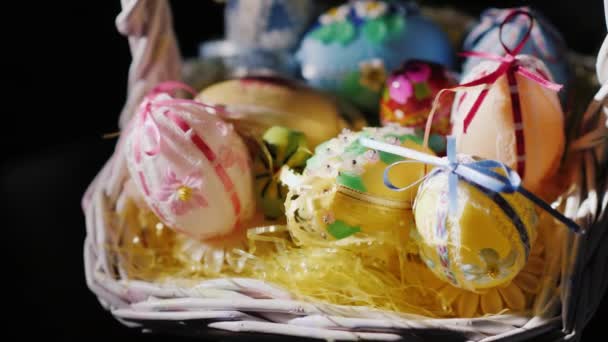 Hermosos huevos de Pascua en una canasta. Reunión de Pascua — Vídeos de Stock