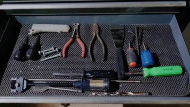 Adam çekmeceyi araçları ile açılır ve hepsini alır. Yeni bir iş ya da iş kavramı başlatın. Timelapse video