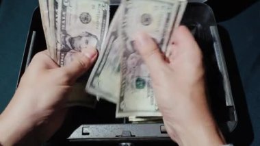 Kasiyer parayı bize dolar anlatıyor. Taşınabilir bir kutu bir arka plan üzerinde