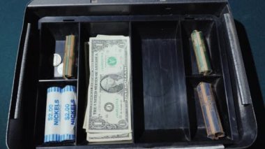 Nakit para için bir kutu içinde görüntülenir. Başarılı ticaret veya iyi kazanç kavramı
