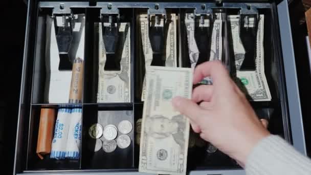 Le caissier met l'argent dans la caisse enregistreuse et prend la monnaie. Vente au détail au comptant Dollars américains — Video