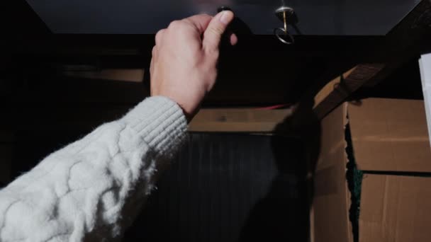 Mannen öppnar kassaapparaten. En låda med kontanter dollar expanderar och fyller skärmen — Stockvideo