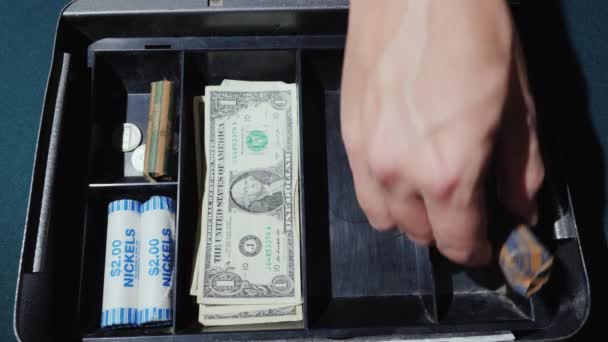 Un hombre pone dinero en una caja de efectivo. Concepto de buenos ingresos — Vídeo de stock
