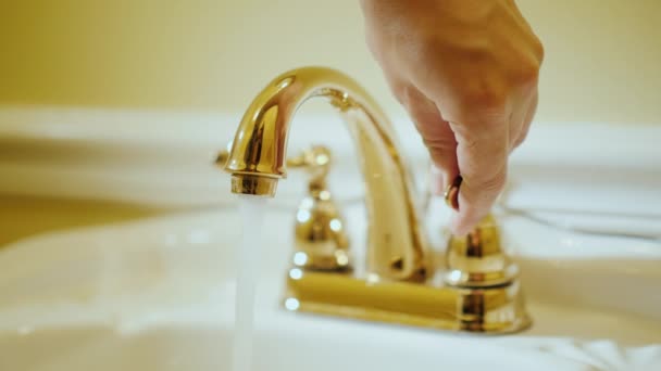 Dreht die Hand den Wasserhahn auf und dreht das Wasser auf. — Stockvideo