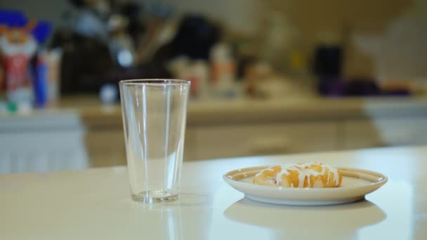 一个无法辨认的女人将橙汁倒入玻璃杯中并饮用。健康食品和清淡早餐 — 图库视频影像
