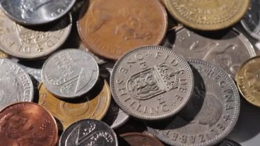 Farklı ülkelerin metal paralar ile arka plan