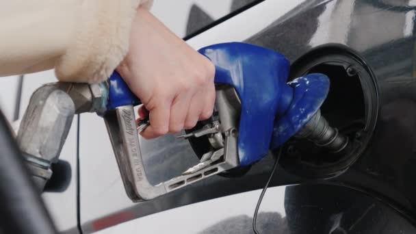 Lockport, Ny, Usa, oktober 2017: Loopt een vrouw haar auto met benzine. Hand houdt een tanken pistool — Stockvideo