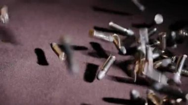 Madde işaretleri düşme. Silah ve mühimmat, yasadışı silah kaçakçılığı. Slow motion video