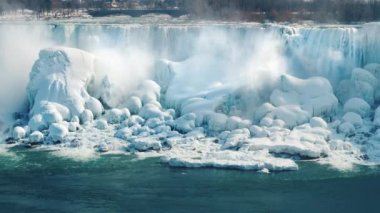 Buz ve kar üzerinde Niagara Falls bir duvar. Güzel kış manzara turistler arasında popüler bir yerde. ABD ve Kanada'da doğası. 4k 10 bit video