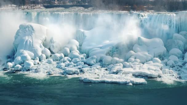 Een muur van ijs en sneeuw op de Niagara Falls. Prachtige winterlandschap in een populaire plek onder toeristen. Aard van de VS en Canada. 4k 10 bit video — Stockvideo