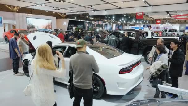 Toronto, canada, 20. februar 2018: viele menschen auf der autoschau in toronto. eine der größten und beliebtesten Automessen der Welt — Stockvideo