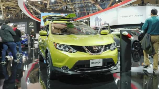 Toronto, Canadá, 20 de febrero de 2018: Gente alrededor del nuevo automóvil Nissan Quashai. Exposición de coches en Toronto — Vídeos de Stock