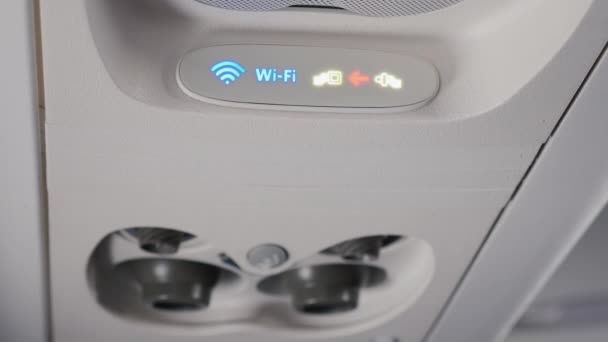 Στον πίνακα πάνω από τα κεφάλια των επιβατών σε αεροπλάνο ή λεωφορείο. Έλεγχος του αερισμού και σήμα Wi-fi. Άνεσης και τεχνολογίας στο δρόμο — Αρχείο Βίντεο