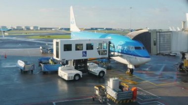 Amsterdam, Hollanda, Ekim 2017: Uçak kalkışa hazırlanıyor. Uçak bir teknik personel var