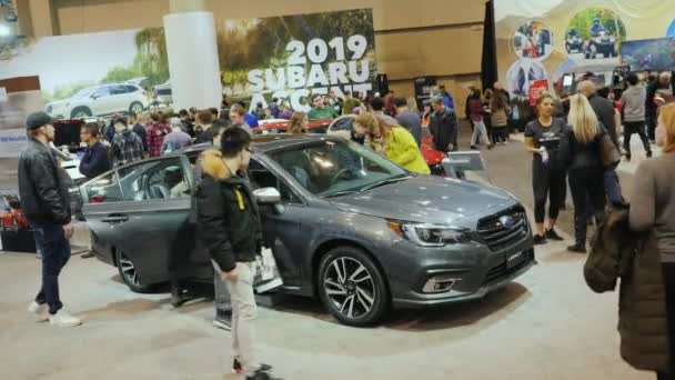 Toronto, Kanada, 20 februari 2018: Människor ser på den nya modellen av bilen Subaru Legacy. Vid den stora internationella utställningen av bilar i Toronto — Stockvideo