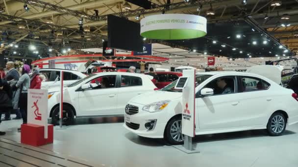Torontóban, Kanadában, 2018. február 20.: Új elektromos autó Mitsubishi. Torontói Nemzetközi Autószalon — Stock videók
