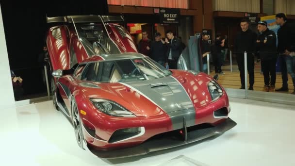 Торонто, Канада, 20 лютого 2018: Autoexotics на авто-шоу світу в Торонто. Koenigsegg моделей авто — стокове відео