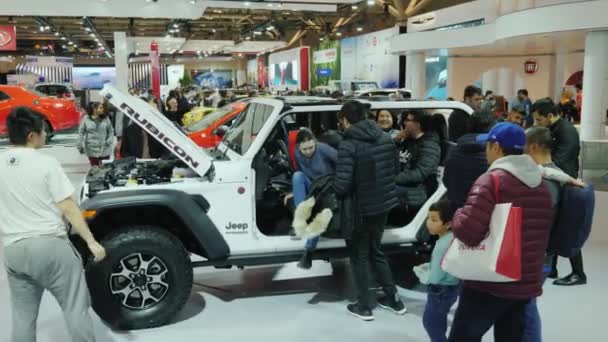 Toronto, Canada, February 20, 2018: Many people look around with interest the new car Jeep Rubicon at the Great Auto Show in Toronto — Stock Video