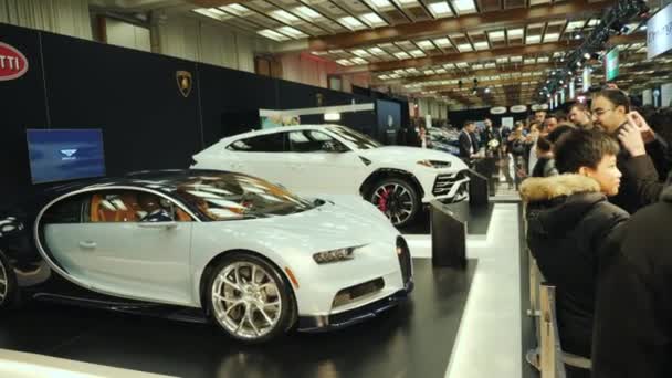 Торонто, Канада, 20 февраля 2018 года: Ряд дорогих автомобилей класса люкс на Всемирной выставке в Торонто — стоковое видео