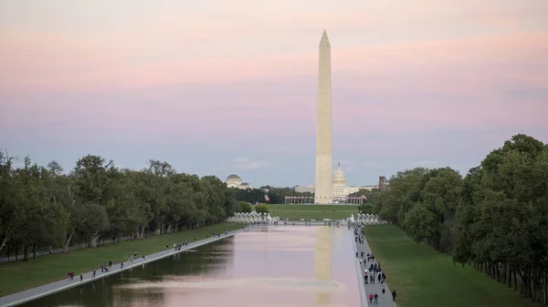 Washington Monument in het centrum van Washington, Dc, Verenigde Staten. Warme avond, mensen lopen en sporten — Stockfoto