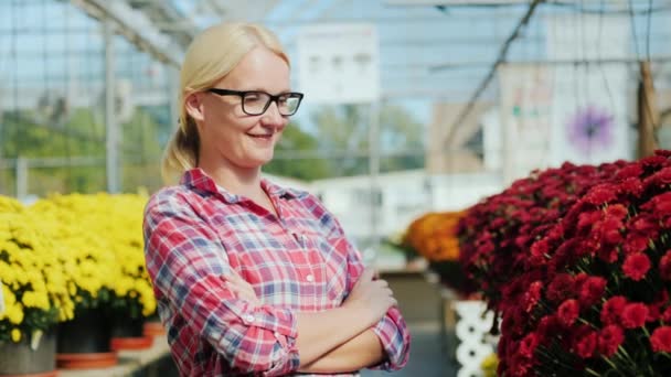 Hemmafru i småföretag. Porträtt av en kvinna i en plantskola — Stockvideo