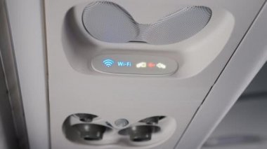 Bir uçak veya otobüs yolcu havai paneli. Havalandırma kontrol ve rozet Wi-fi.