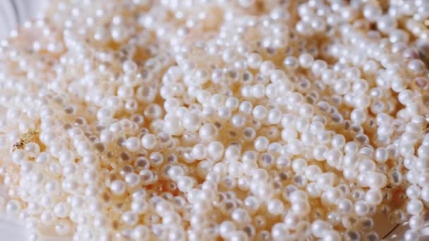 Produkte aus natürlichen weißen Perlen. — Stockvideo