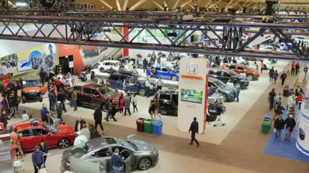 Toronto, canada, 20. februar 2018: blick von oben auf eine riesige ausstellungshalle der toronto auto show. Führende Autohersteller und viele Besucher. — Stockvideo