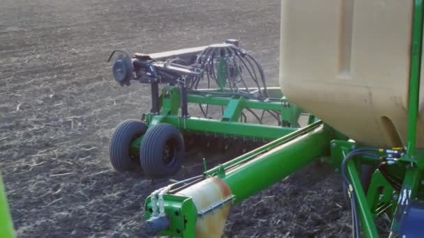 O trabalho de primavera no campo é a semeadura de cereais. Parte de uma máquina de sementeira moderna — Vídeo de Stock