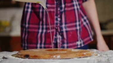 O pizza hamur yoğurmak için başladığı bir gemide bir bitkisel yağ bir kadın dökülen