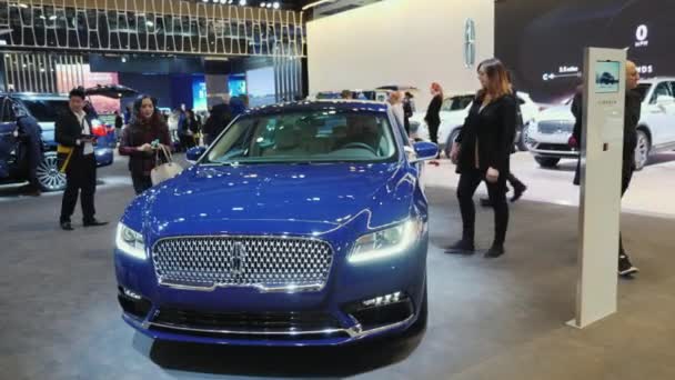 Торонто, Канада, 20 февраля 2018 года: Новая модель Lincoln Sedan на большой автомобильной выставке в Торонто — стоковое видео