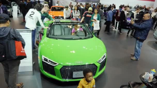 Toronto, Kanada, 20 Şubat 2018: Zarif Audi R8 araba Toronto'da dünya Auto Show'da — Stok video