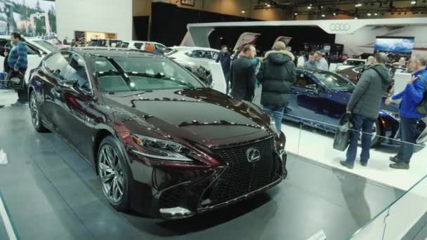 Toronto, canada, 20. februar 2018: ausstellung von lexus cars auf der world auto show in toronto — Stockvideo