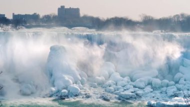 Niagara Falls ve Amerikan coast Kanada tarafındaki görünümünü. Kış sezonu