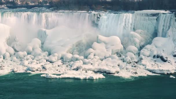 Ledové Niagarské vodopády. Pohled z kanadského pobřeží epické vodopádu, kde skály pokryté ledem a sněhem — Stock video