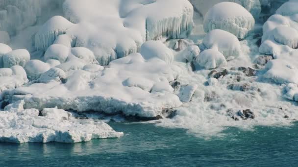 ナイアガラの滝の氷と雪に覆われた足。冬の季節に美しい光景 — ストック動画