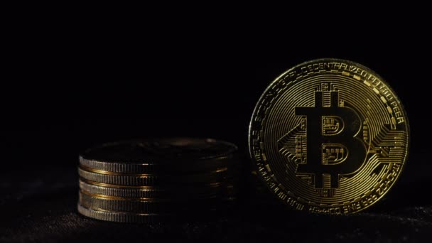 El reflector ilumina varias monedas de bitcoin moneda virtual — Vídeo de stock