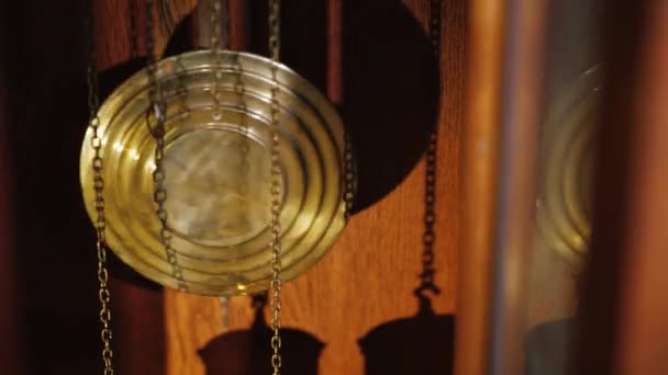 Le pendule de vieilles montres anciennes et des chaînes avec des poids — Video