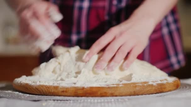 Piekarze rąk Zagnieść ciasto na pizzę. Wideo z płytkiej głębi ostrości — Wideo stockowe