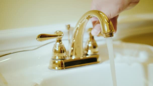 Open the gilt water tap — Stock Video