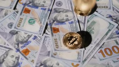 Sanal para sikke bitcoin dolar ABD arka plan üzerinde düşer. Slow motion video
