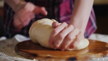 Sadece ellerini görünür - çerçevede, pizza hamuru kadın kneads