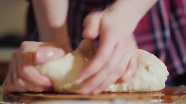 Les mains des femmes pétrissent la pâte, gros plan. Vidéo avec faible profondeur de champ — Video