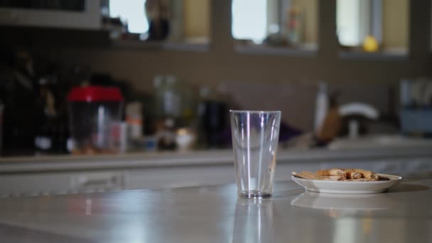 Un bicchiere di latte per colazione. Una donna versa il latte da una bottiglia di plastica da 1 gallone in un bicchiere — Video Stock