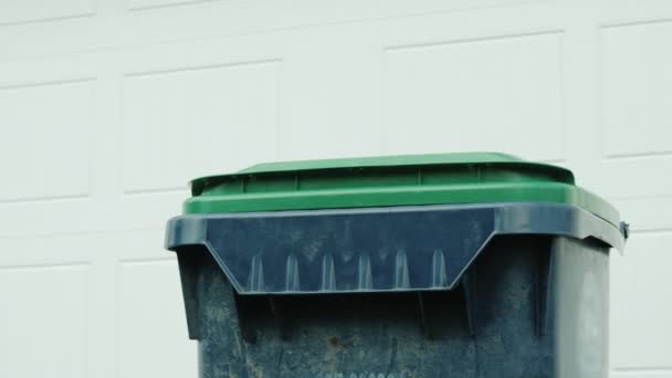 Вынеси мусор из дома — стоковое видео