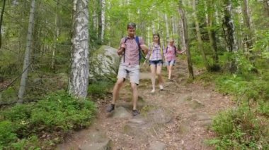 Arkadaşlar dağ yoluna gidin. Bir adam aşağı gitmek, ona yardım et için bir kadın yardımcı olur.