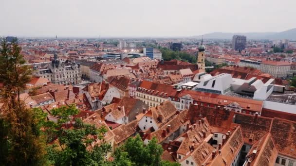Hermosas ciudades europeas Graz en Austria. Vista de la parte antigua de la hambruna con techos de azulejos — Vídeos de Stock