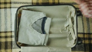 Anne ve çocuk bir bavul eşyalarını. Çocuk elleri de onların oyuncak orada koymak