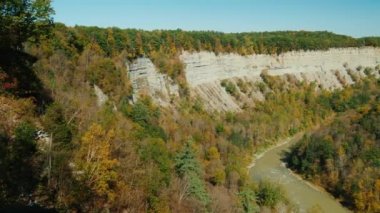 Pan çekim: Grand Canyon doğunun en güzel ve ünlü parklar Amerika'da - Letchworth State Park. Çok altında derin vadide Genesee nehir akar